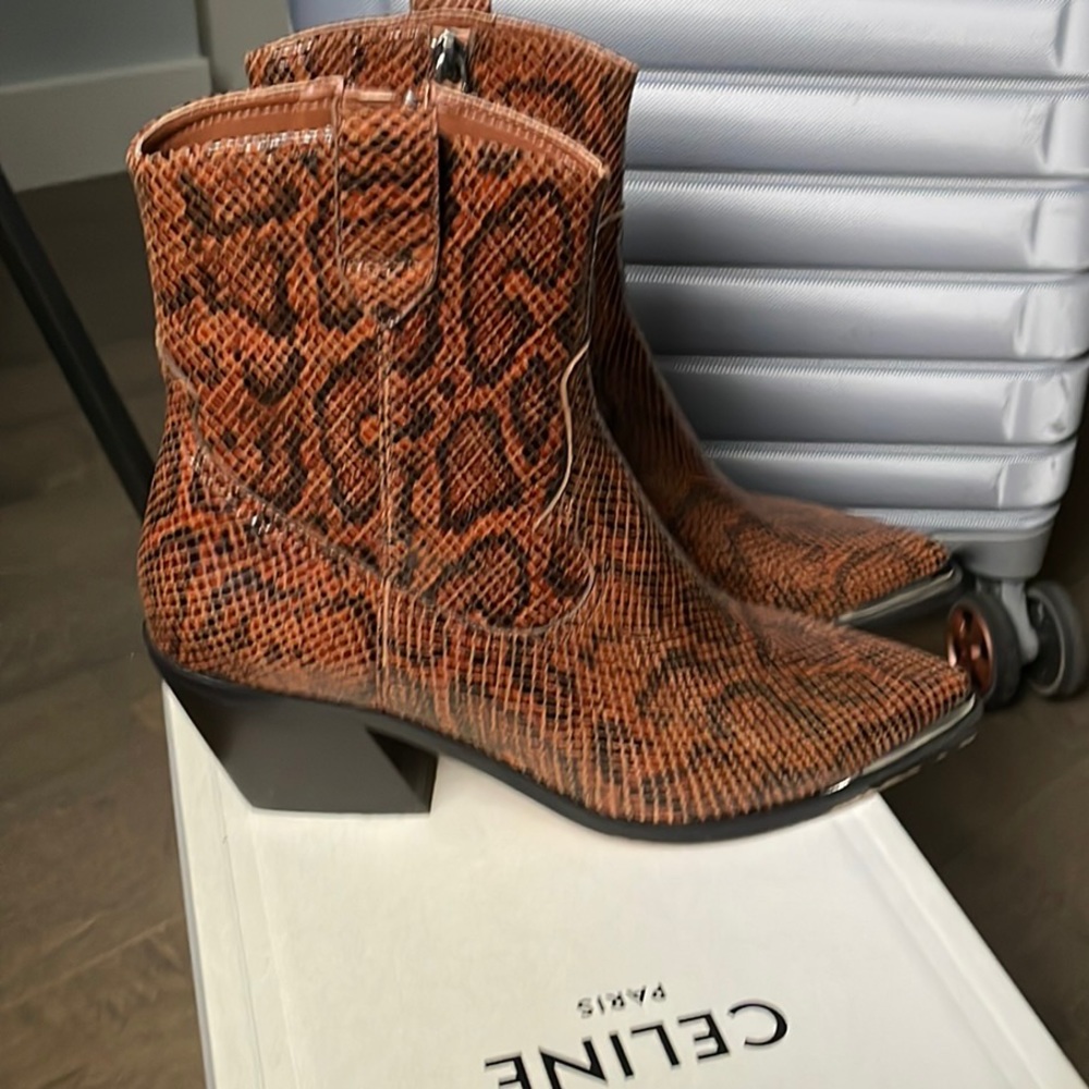 Pointed toe western ankle boots